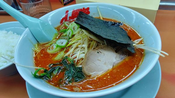 「辛味噌ラーメン激辛＋ライス、クーポン白髪ネギ」@ラーメン山岡家 さいたま丸ヶ崎店の写真