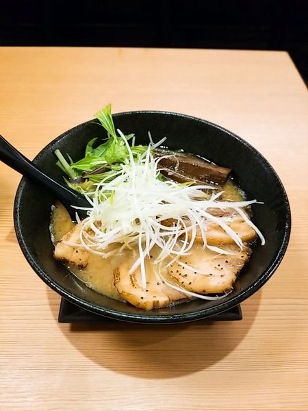 「香味らーめん 塩鶏とんこつ」@RAMEN TOMIRAI 横浜伊勢佐木町店の写真