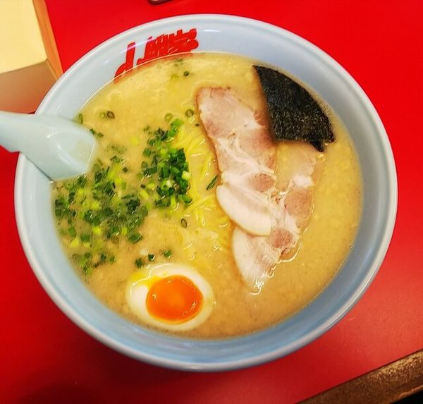 「プレミアム豚骨塩中盛1020円」@ラーメン山岡家 山形西田店の写真