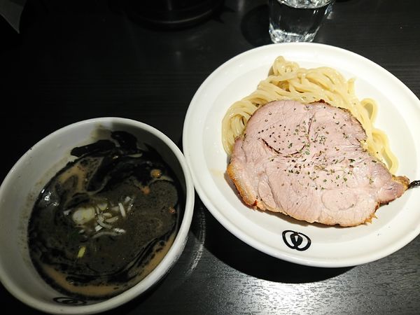 「濃厚つけ麺黒(1000円)」@麺屋武蔵 武骨相傳の写真