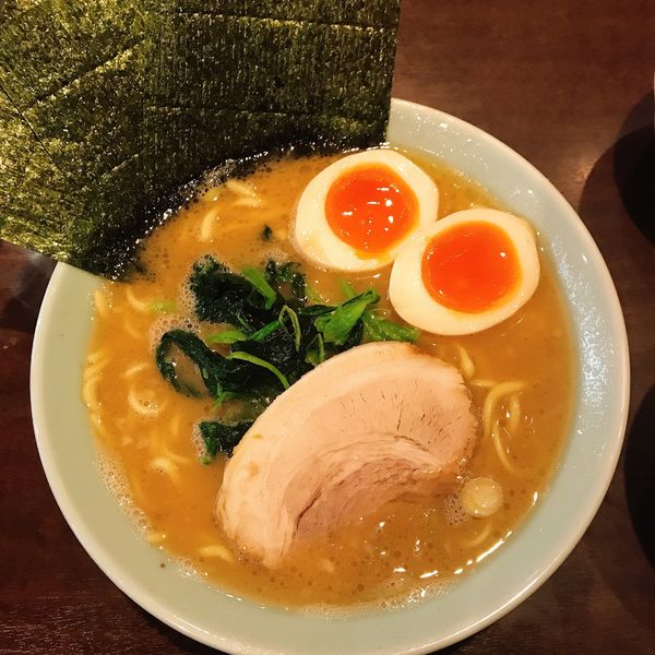 「ラーメン並 固め/濃いめ　ほうれん草・味玉」@横浜家系らーめん いずみ家の写真