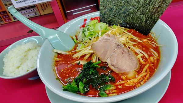 「辛味噌ラーメン激辛＋小ライス、クーポン白髪ネギ」@ラーメン山岡家 小山田間店の写真