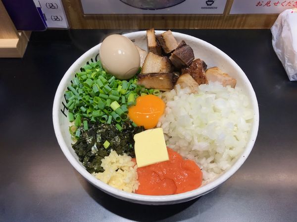 「明太バターまぜそば大盛り+味玉、野菜、角切りチャーシュー」@HANAMICHI 新栄店の写真