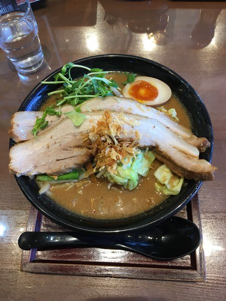 「かぶりつきチャーシュー味噌らぁめん 950円」@完熟味噌らぁめん かなで商店の写真