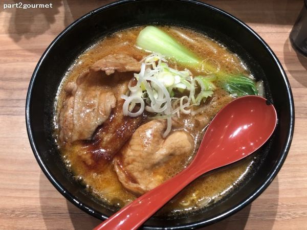 「十勝ホエー豚麺 赤味噌 (1,180円)」@麺屋 開高 新千歳空港店の写真