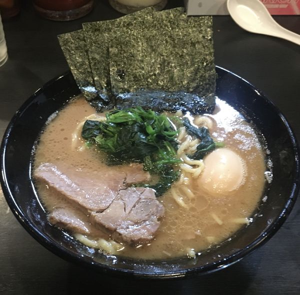 「ラーメン+半熟味付け玉子」@横浜家系豚骨醤油極太麺 侍 伏見店の写真