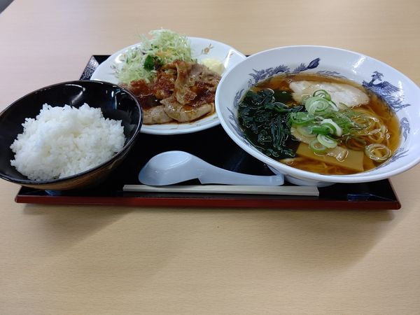 「生姜焼きセット(並盛・醤油らーめん)980円」@おれんぢの写真