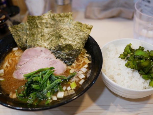 「ラーメン 並盛 麺硬め＋味濃いめ＋油多め＋ライス」@麺家 千祥の写真