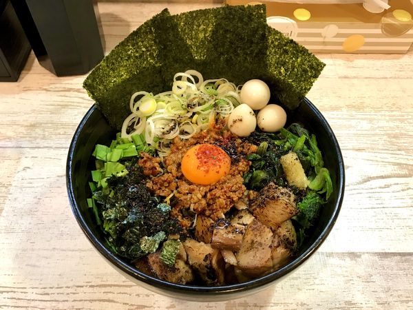 「台湾BLACK全のせ+チャーシュー、焦がしニンニク油」@もんたなの写真