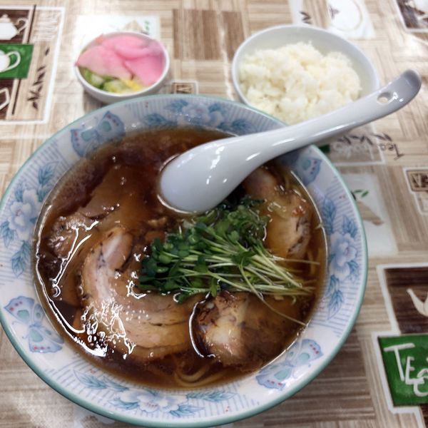 「らぁめんセット(ちゃあしゅうめん、メンチ、半ライス)750円」@よか楼 本店の写真