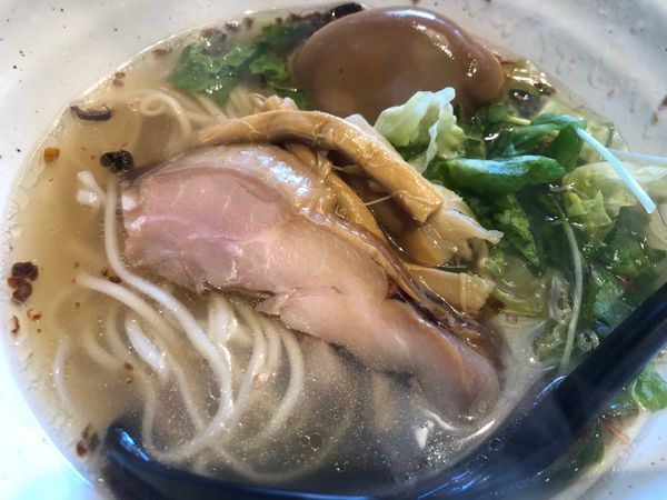 「朝塩そば＋味玉」@麺場 浜虎 横浜店の写真