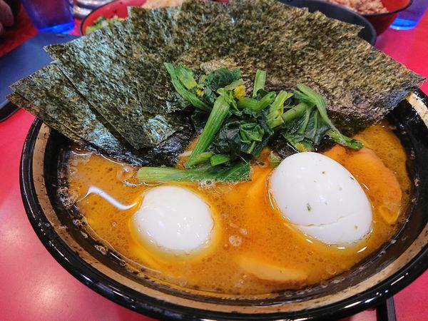 「中盛ラーメン  玉子２ 野菜畑、ライス、海苔、ほぐし」@家系総本山 ラーメン吉村家の写真