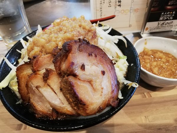 「ラーメン小+追加豚+別皿アブラ」@麺屋 どんぶら来の写真