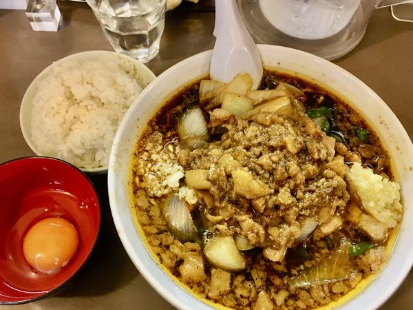 「スタ満ソバ 具増し ライス 全マシ 生玉子」@元祖スタミナ満点らーめん すず鬼の写真