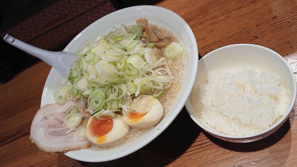 「しょうゆ玉子らーめん(中盛薬味多め背脂多め)＋サービス半ライス」@こってりらーめん せきやけの写真