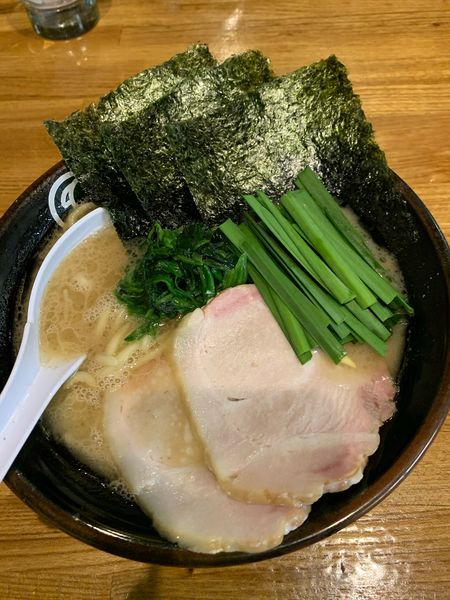 「豚骨醤油らあめん　並　ニラトッピング」@豚骨らあめん専門店 とんこつ家ZUNの写真