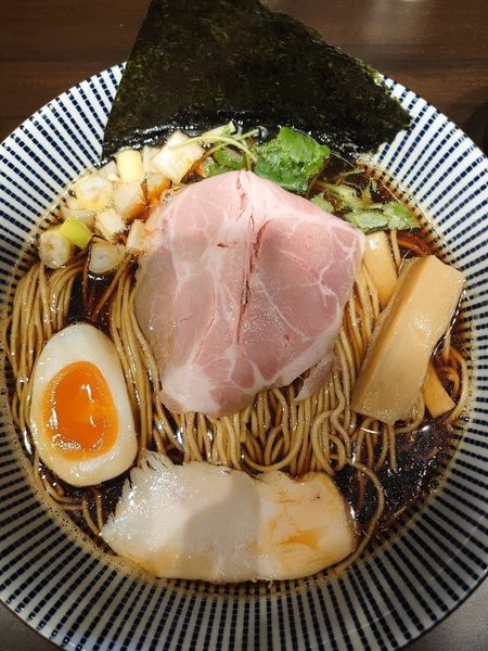 「黒醤油煮干しそば　大盛」@寿製麺 よしかわ 西台駅前店の写真