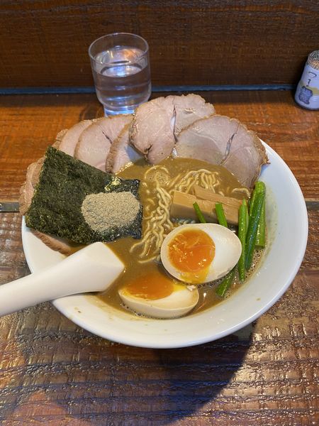 「煮干豚らーめん全部乗せ」@らーめん くぼ鷹の写真