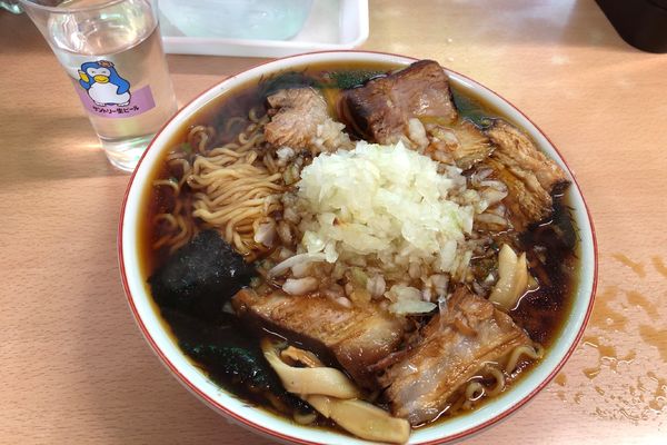 「ラーメン850円+やくみ50円」@梅乃家の写真