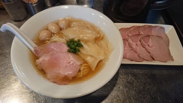 「しじみ煮干の皮雲呑麺　別皿肉マシ」@さんじの写真