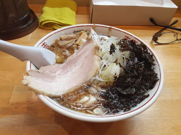 「あご正油ラーメン 白ネギトッピング」@らぁめん 鶏支那屋の写真