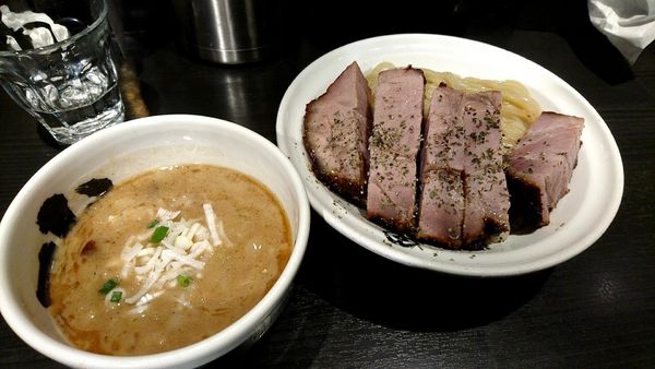 「濃厚厚切りローストポークつけ麺(白)　1500円」@麺屋武蔵 武骨相傳の写真