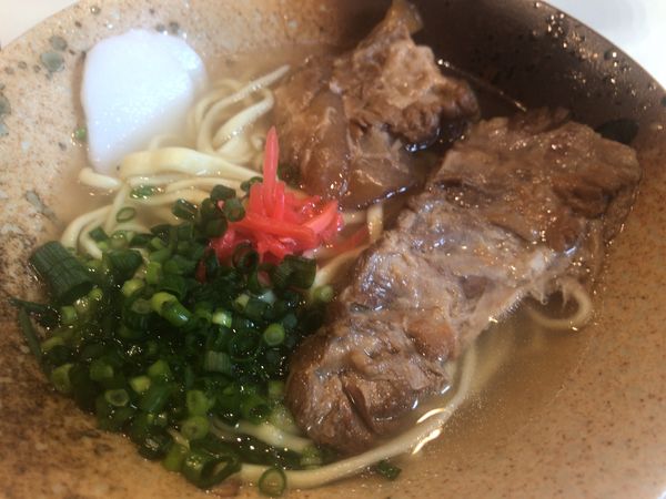「ソーキそば・少な目720円」@沖縄そば専門店 琉Q麺伝の写真