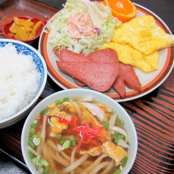 「ポーク・タマゴ（沖縄そば付き）500円」@大衆食堂 ミルクの写真