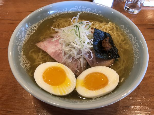「【限定】鶏と煮干しの淡麗塩ラーメン（大盛）＋煮玉子」@鮫麺房 さのすけの写真