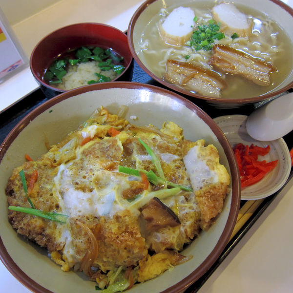 「かつ丼 750円 + 沖縄そば 600円」@お食事処 みかどの写真