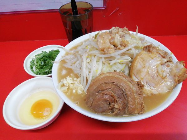 「多め（300g）¥800  生卵¥60 九条ねぎ¥60」@ラーメン二郎 京都店の写真