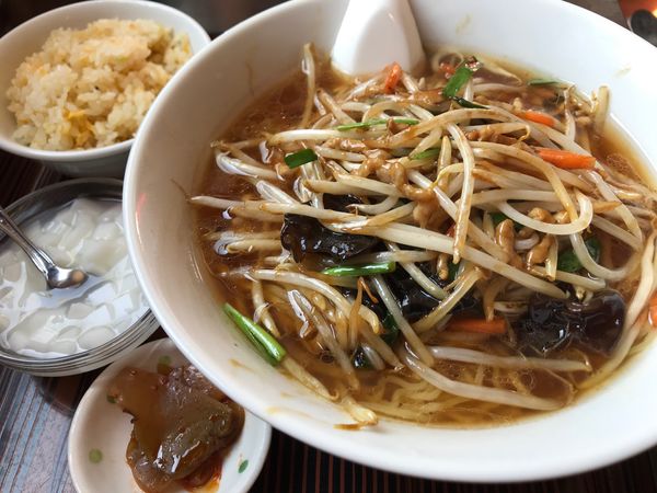 「肉もやしそばとチャーハン」@中国厨房 上海亭の写真