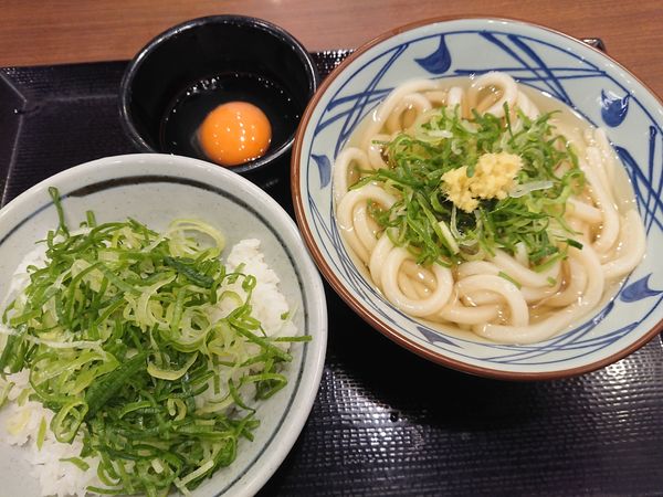 「かけ(並)300円＋天丼用白ごはん140円＋たまご70円」@丸亀製麺 新座店の写真