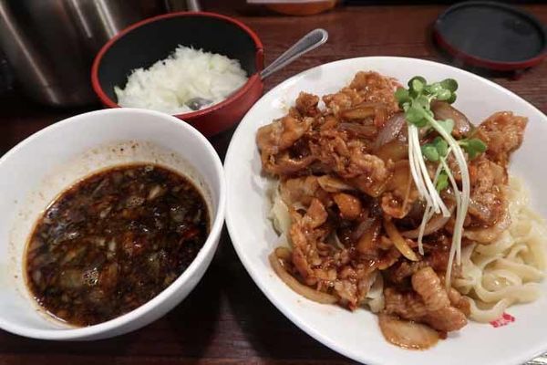 「肉盛りつけ麺並　830円＋無料の肉ちょい増し」@魁 肉盛りつけ麺 六代目けいすけの写真