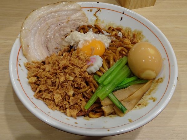 「ぶっとい麺の油そば（800円）＋味玉（100円）」@麺や 六等星の写真