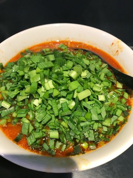 「勝浦式坦々麺（1辛）＋玉ねぎ1.5倍＋ニラ」@じもんの写真