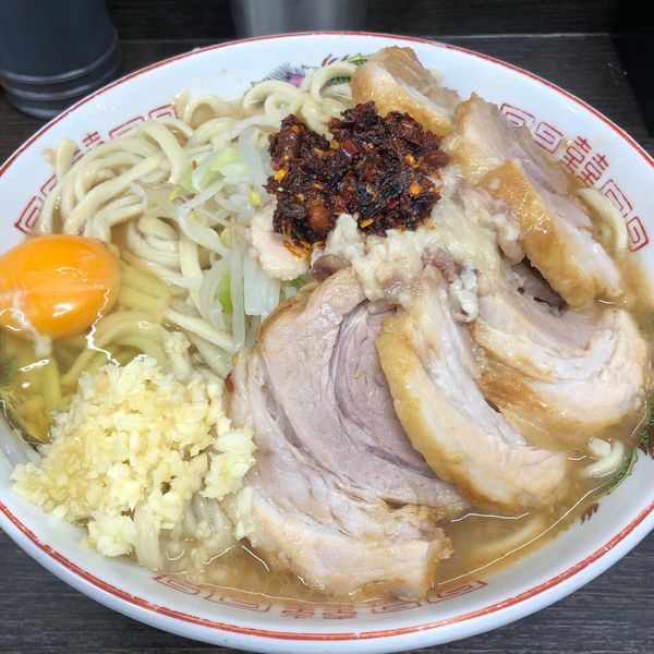 「小豚+ラー油+生卵」@ラーメン二郎 川越店の写真