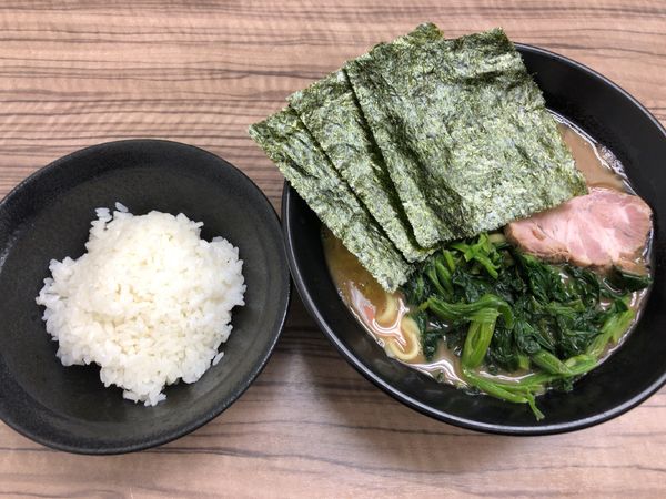 「ラーメン(並)+ライス」@家系らーめん 武蔵家 川越店の写真
