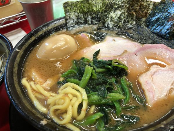 「ﾁｬｰｼｭｰﾒﾝ 850円 味玉&ﾆﾗﾓﾔｼ 50円ｸｰﾎﾟﾝ」@柏 王道家の写真