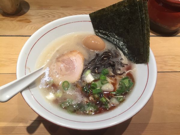 「純正ラーメン＋ノリ＋半熟煮玉子＋パンチ」@博多らーめん 虎の写真