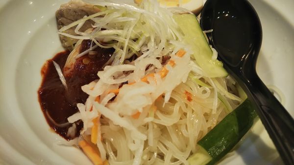 「ビビン麺（880円）」@パンチャンとジョン エキュート赤羽店の写真