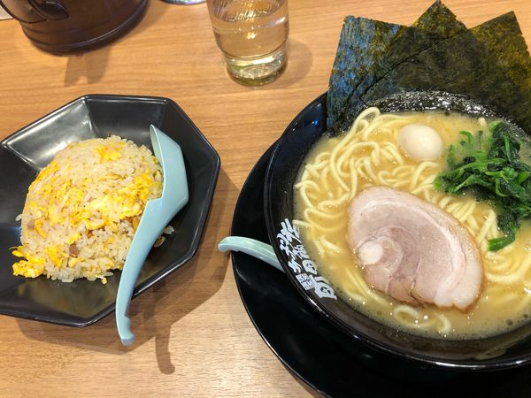 「ラーメン半チャーハンセット1000円、硬め濃いめ」@横浜家系ラーメン 町田商店 藤沢湘南台店の写真