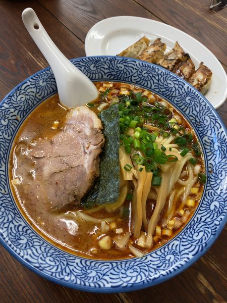 「赤濃厚大門ラーメン 780円+特製餃子」@ちょっと美味しい中華食堂 大門の写真