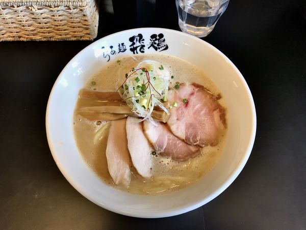 「鶏白湯そば全部のせ」@らぁ麺 飛鶏の写真