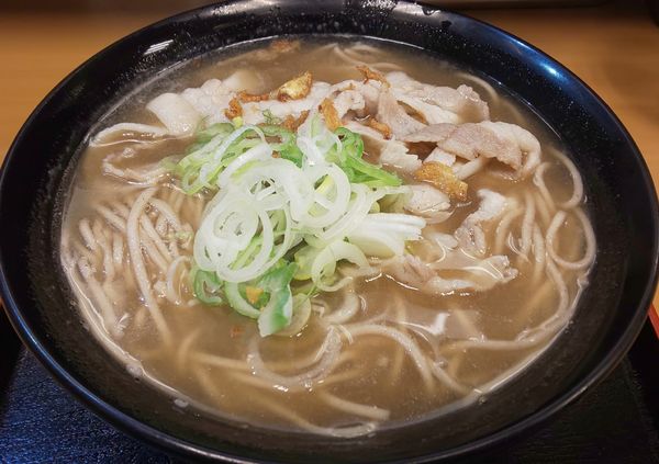 「肉骨茶（バクテー）そば」@名代 富士そば お茶の水店の写真