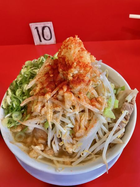 「ラーメン小(全増しカラメ)+豚増し、ネギ増し」@ラーメン エボシ 都通本店の写真
