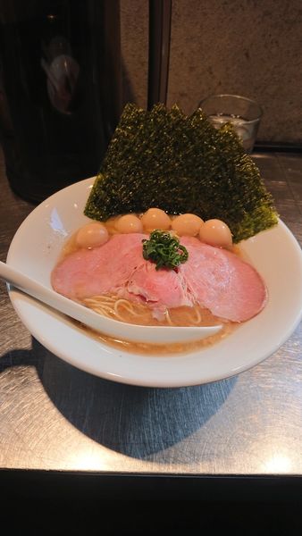 「さんじのド豚骨醤油(背脂×大蒜)海苔と愛」@さんじの写真