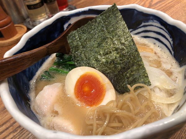「鶏煮干し中華そば 900円」@鶏そば十番 156 ICHIKORO 麻布十番店の写真