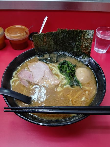 「中盛ラーメン+味玉」@ラーメン杉田家の写真