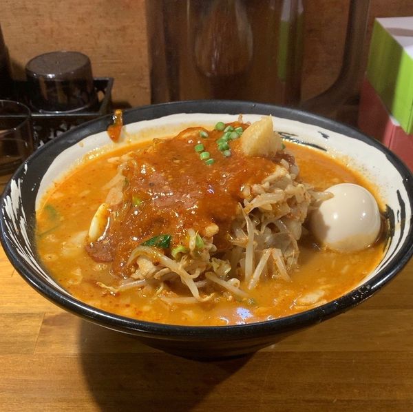 「味玉どて辛めん 野菜増し バラ肉倍増」@どてちん 習志野店の写真